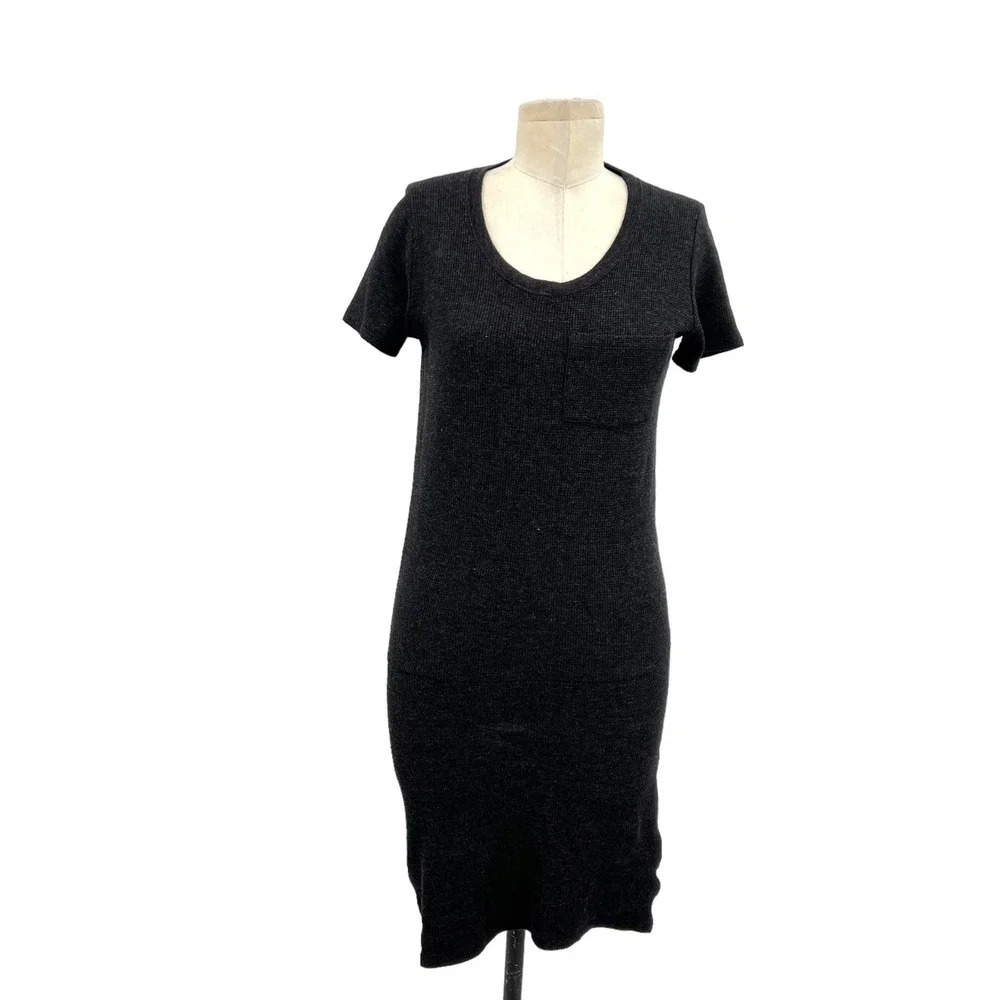 Monrow Varigated Rib Short Sleeve Dress in Faded‎ Black Size XS